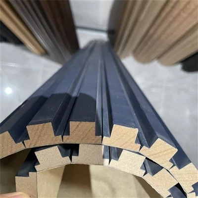 Massiv furu Flexibla paneler Bågform Böjbar 3D-dekorbräda 600x2400 mm 9 mm tjocklek Flexibel furupanel